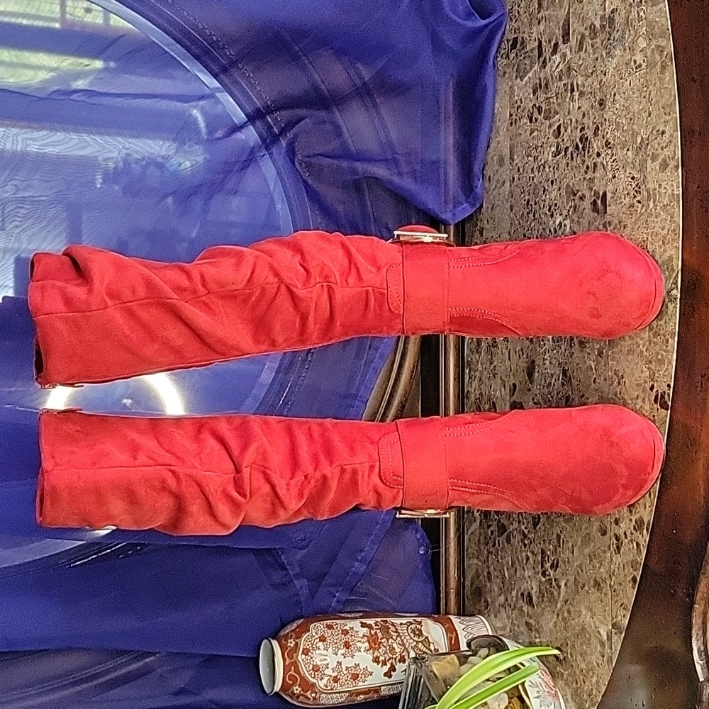 Red boots by Dream Pairs.